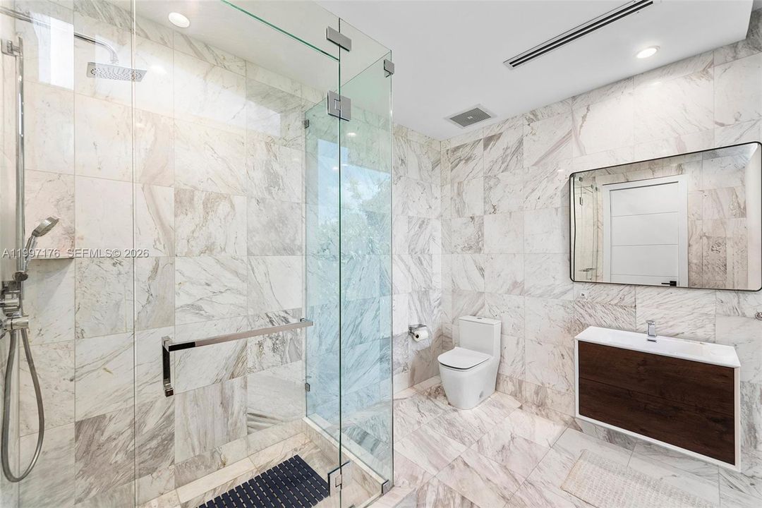 For Sale: $6,350,000 (6 beds, 6 baths, 5560 Square Feet)