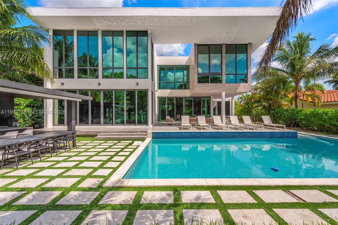 For Sale: $6,350,000 (6 beds, 6 baths, 5560 Square Feet)
