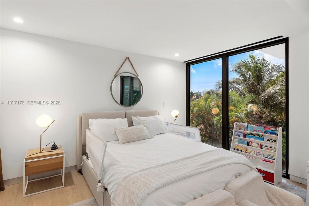 For Sale: $6,350,000 (6 beds, 6 baths, 5560 Square Feet)