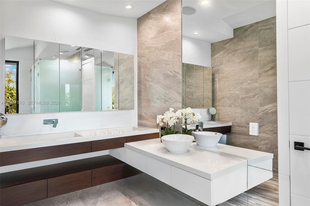 For Sale: $6,350,000 (6 beds, 6 baths, 5560 Square Feet)
