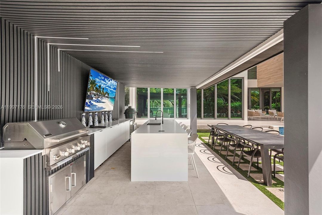 For Sale: $6,350,000 (6 beds, 6 baths, 5560 Square Feet)
