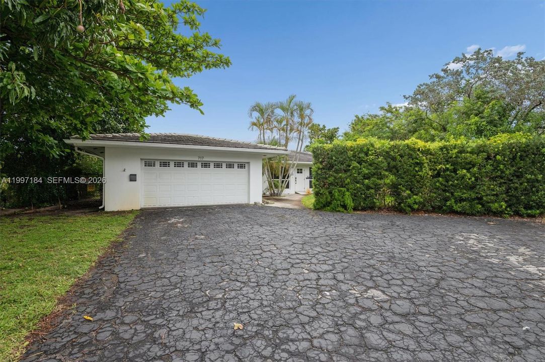 For Sale: $1,070,000 (4 beds, 3 baths, 2590 Square Feet)