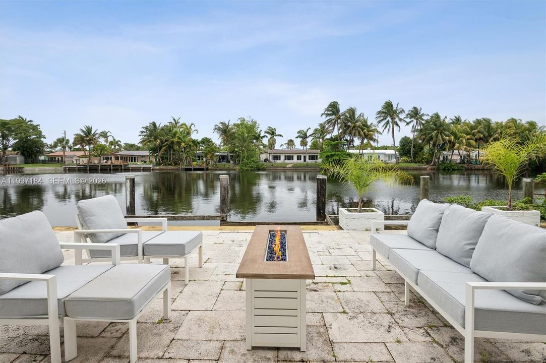 For Sale: $1,070,000 (4 beds, 3 baths, 2590 Square Feet)