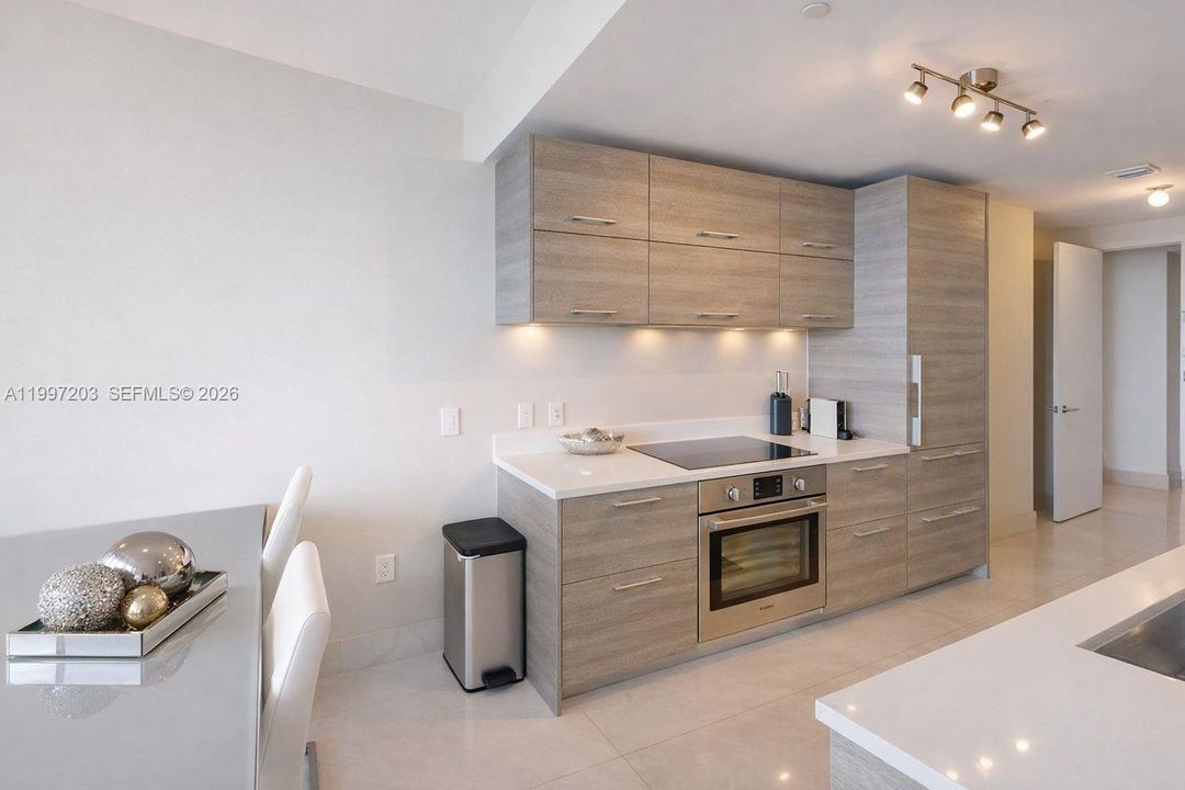 En Venta: $883,000 (2 camas, 3 baños, 1151 Pies cuadrados)
