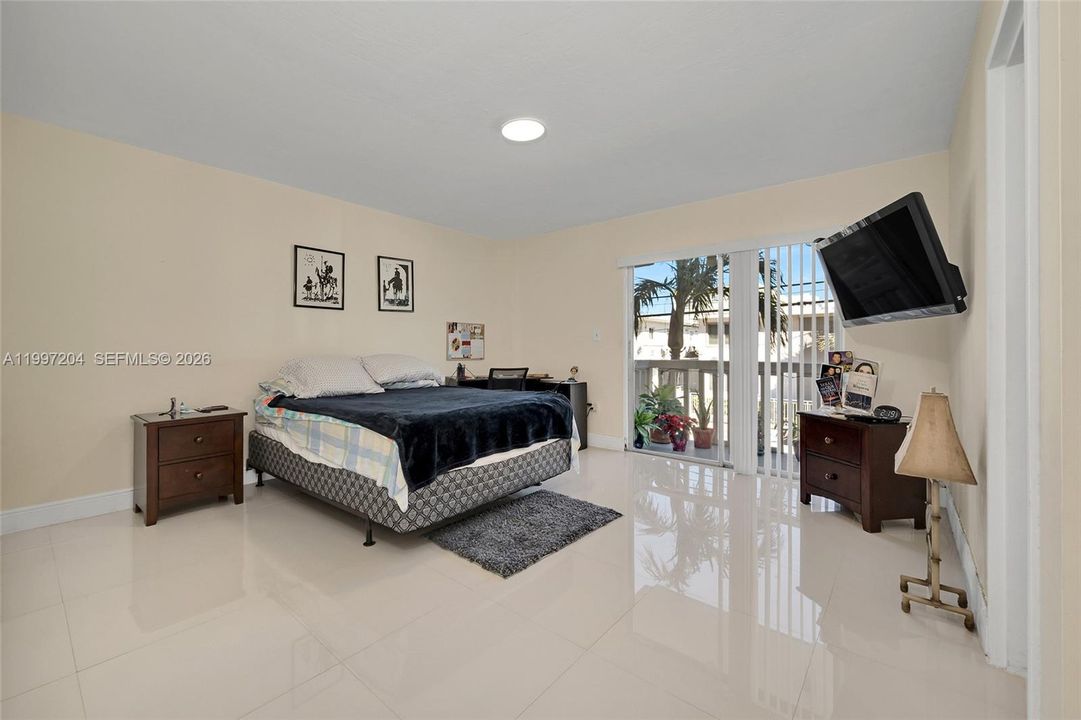 For Sale: $225,000 (1 beds, 1 baths, 805 Square Feet)