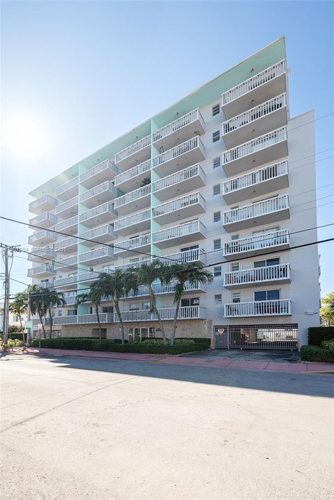 For Sale: $225,000 (1 beds, 1 baths, 805 Square Feet)