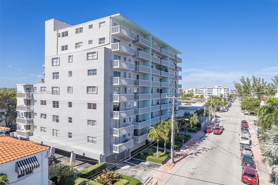 For Sale: $225,000 (1 beds, 1 baths, 805 Square Feet)