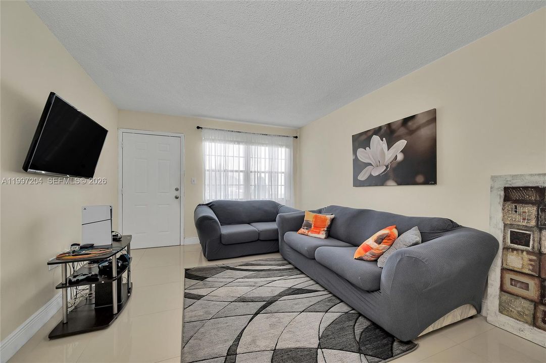 For Sale: $225,000 (1 beds, 1 baths, 805 Square Feet)