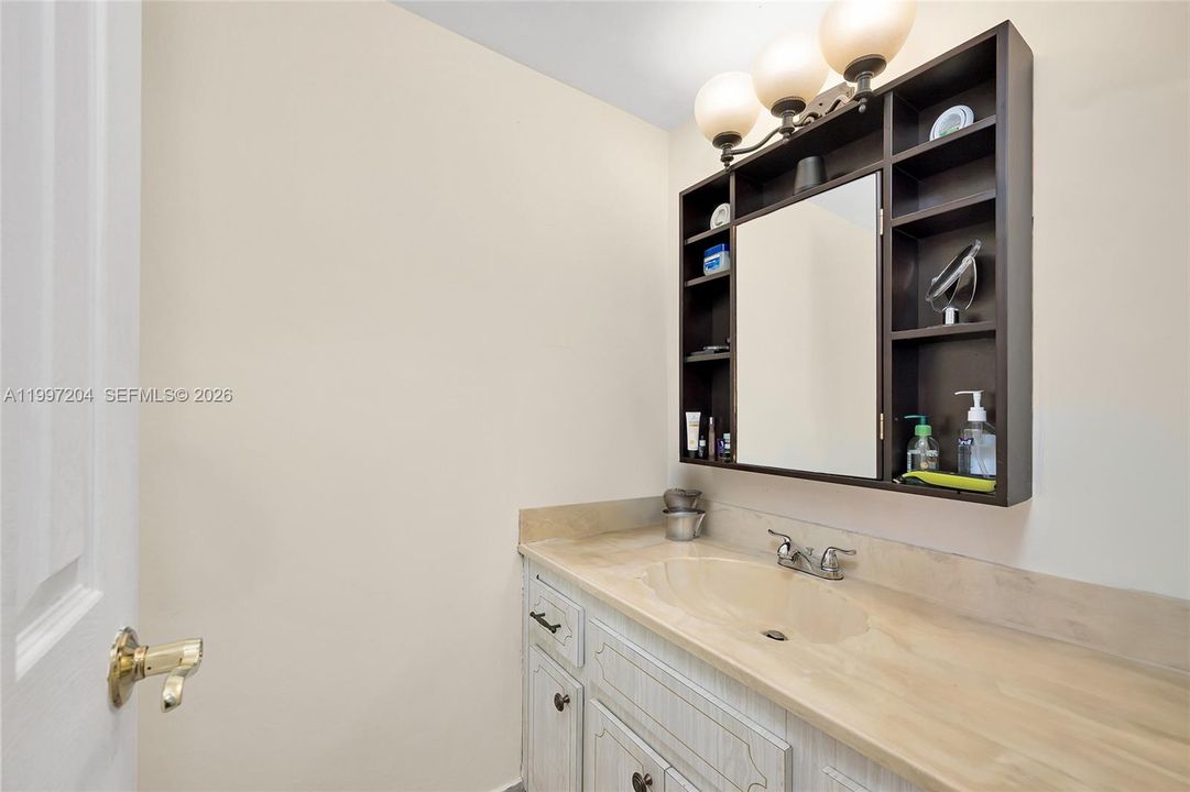 For Sale: $225,000 (1 beds, 1 baths, 805 Square Feet)