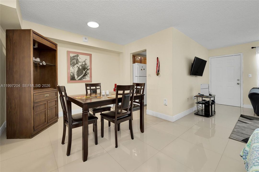For Sale: $225,000 (1 beds, 1 baths, 805 Square Feet)
