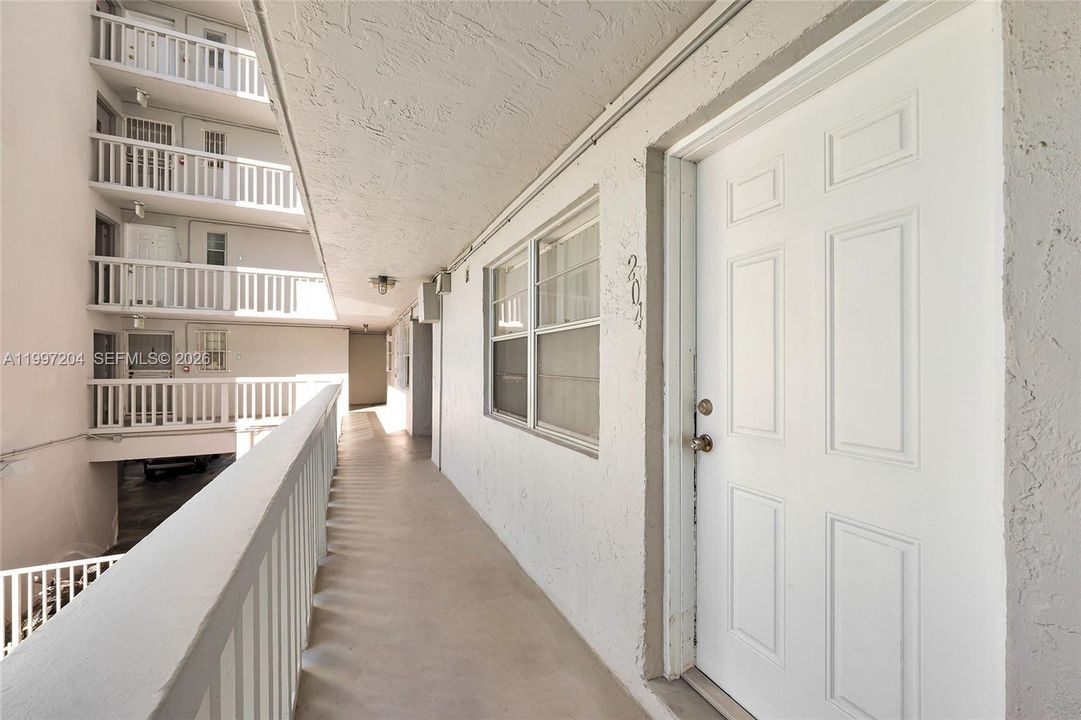 For Sale: $225,000 (1 beds, 1 baths, 805 Square Feet)
