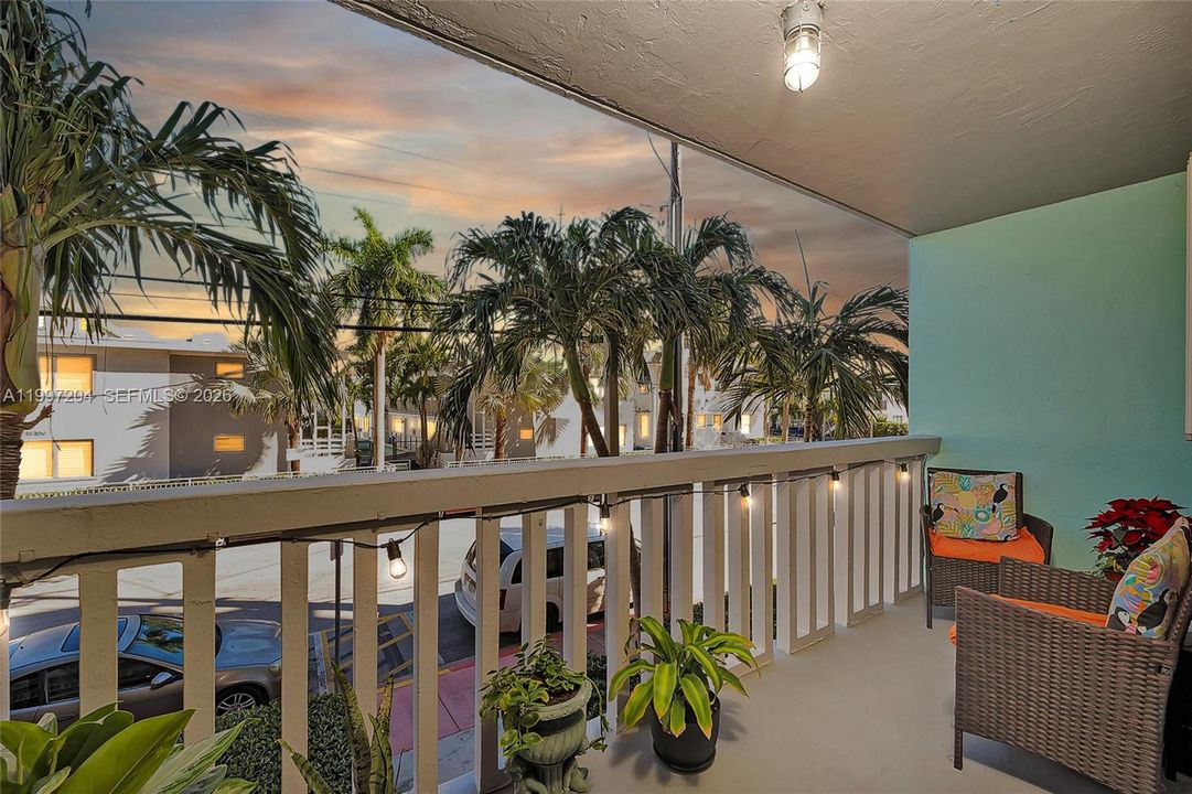 For Sale: $225,000 (1 beds, 1 baths, 805 Square Feet)