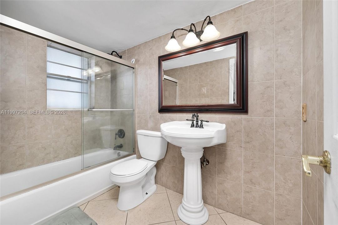 For Sale: $225,000 (1 beds, 1 baths, 805 Square Feet)