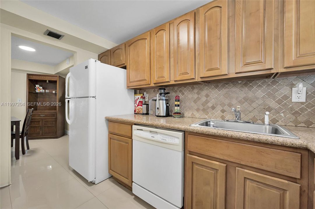 For Sale: $225,000 (1 beds, 1 baths, 805 Square Feet)