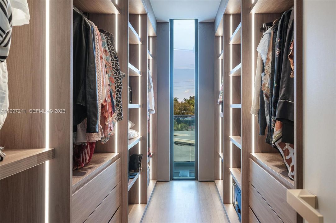 В аренду: $45,000 (5 спален, 5 ванн, 3750 Квадратных фут)