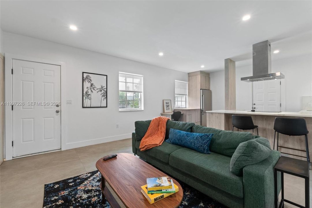 For Sale: $230,000 (1 beds, 1 baths, 613 Square Feet)