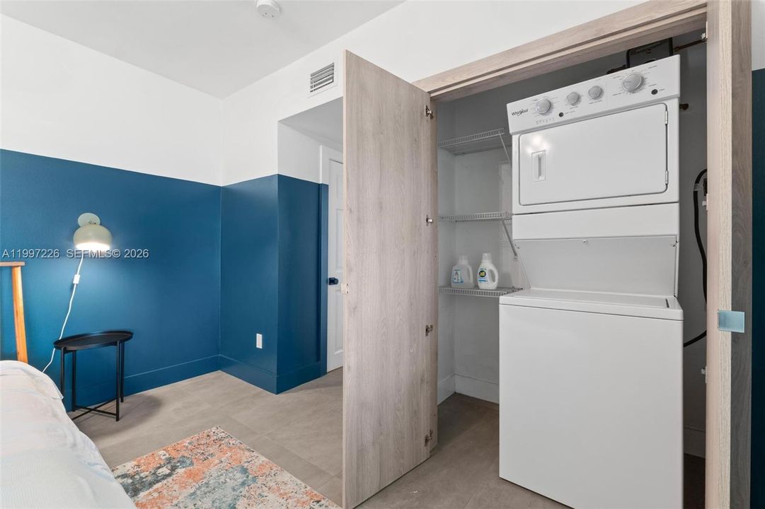 For Sale: $230,000 (1 beds, 1 baths, 613 Square Feet)