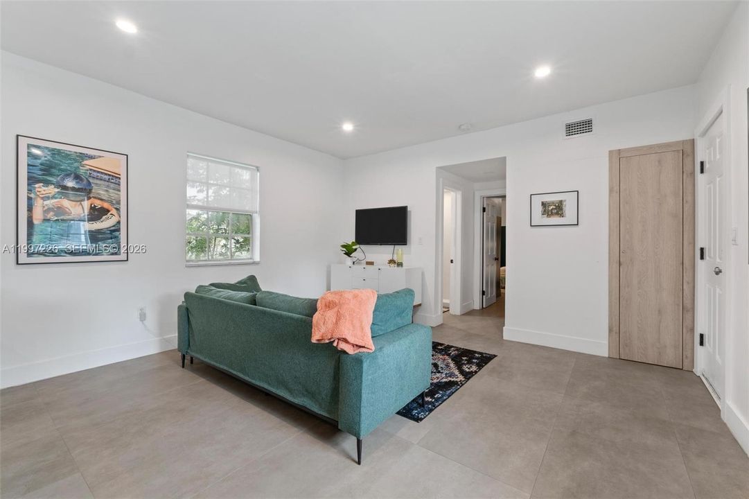 For Sale: $230,000 (1 beds, 1 baths, 613 Square Feet)