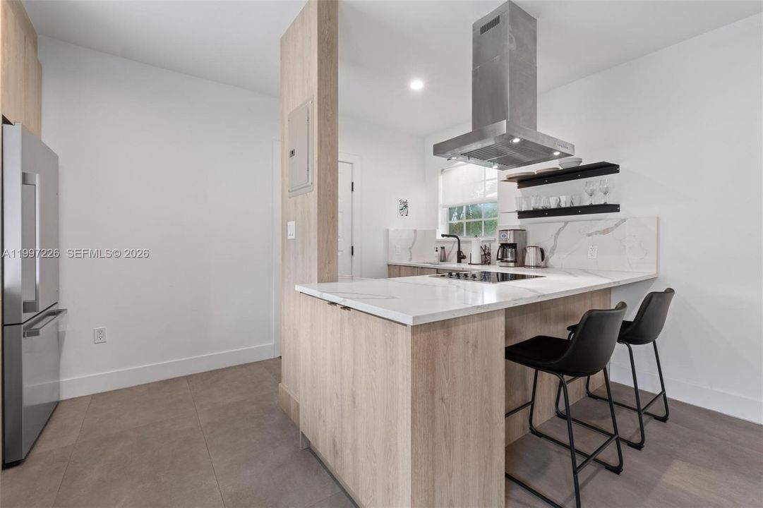 For Sale: $230,000 (1 beds, 1 baths, 613 Square Feet)