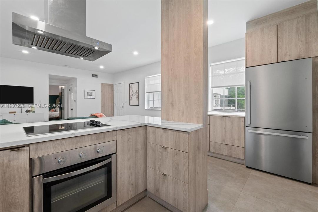 For Sale: $230,000 (1 beds, 1 baths, 613 Square Feet)