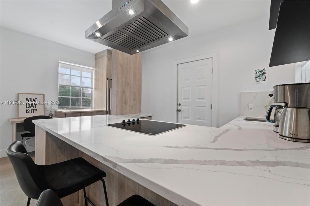 For Sale: $230,000 (1 beds, 1 baths, 613 Square Feet)