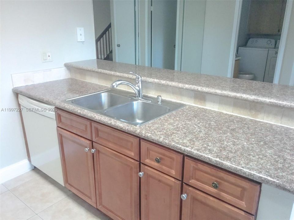 Activo con contrato: $1,950 (2 camas, 2 baños, 1288 Pies cuadrados)