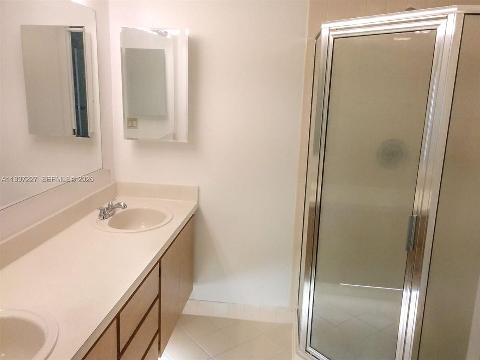 Activo con contrato: $1,950 (2 camas, 2 baños, 1288 Pies cuadrados)