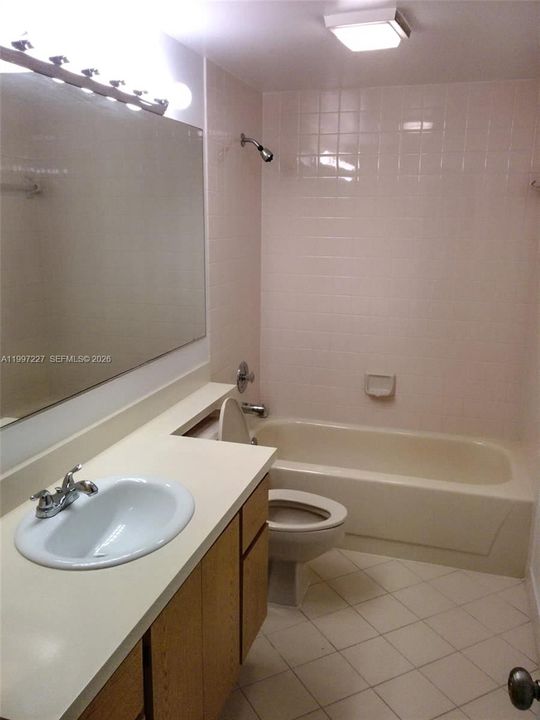 Activo con contrato: $1,950 (2 camas, 2 baños, 1288 Pies cuadrados)