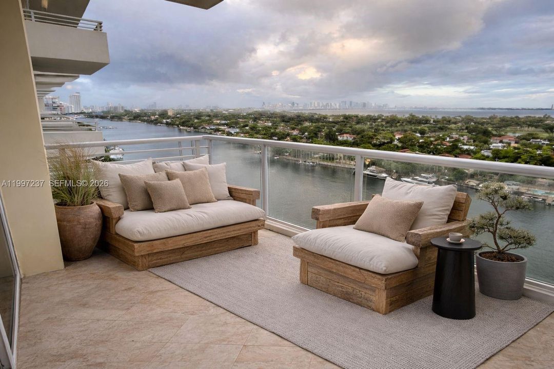 For Sale: $775,000 (2 beds, 2 baths, 1190 Square Feet)