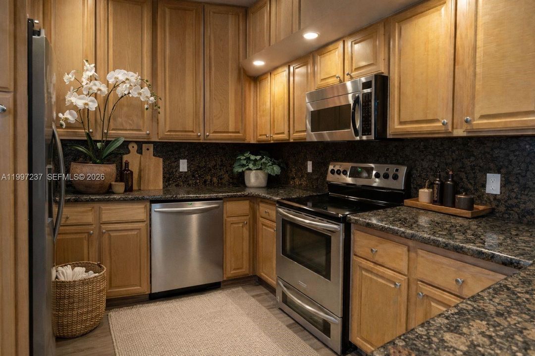 For Sale: $775,000 (2 beds, 2 baths, 1190 Square Feet)