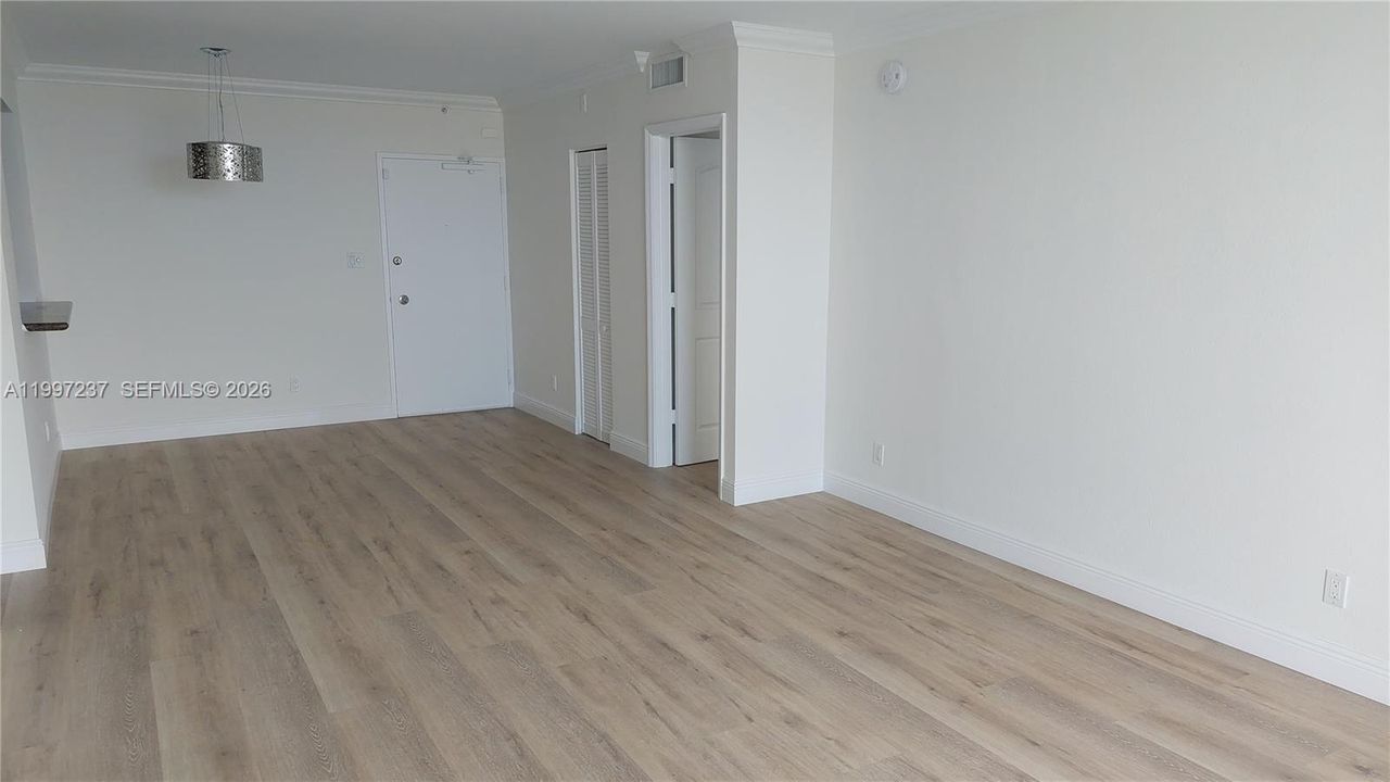 For Sale: $775,000 (2 beds, 2 baths, 1190 Square Feet)