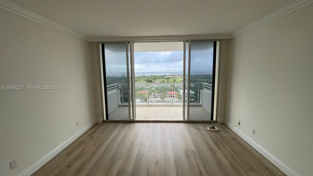 For Sale: $775,000 (2 beds, 2 baths, 1190 Square Feet)