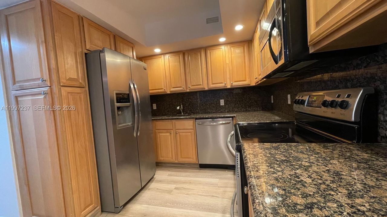 For Sale: $775,000 (2 beds, 2 baths, 1190 Square Feet)