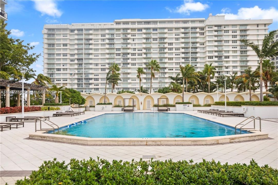For Sale: $775,000 (2 beds, 2 baths, 1190 Square Feet)