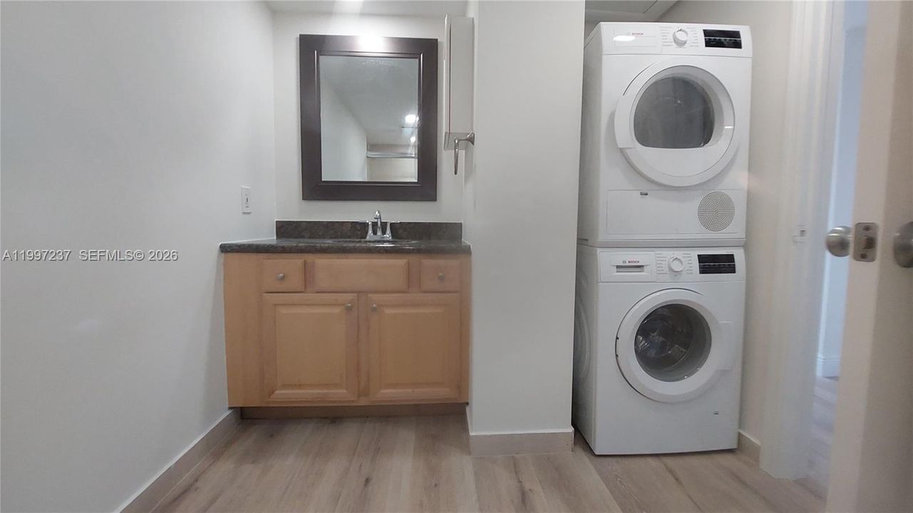 For Sale: $775,000 (2 beds, 2 baths, 1190 Square Feet)