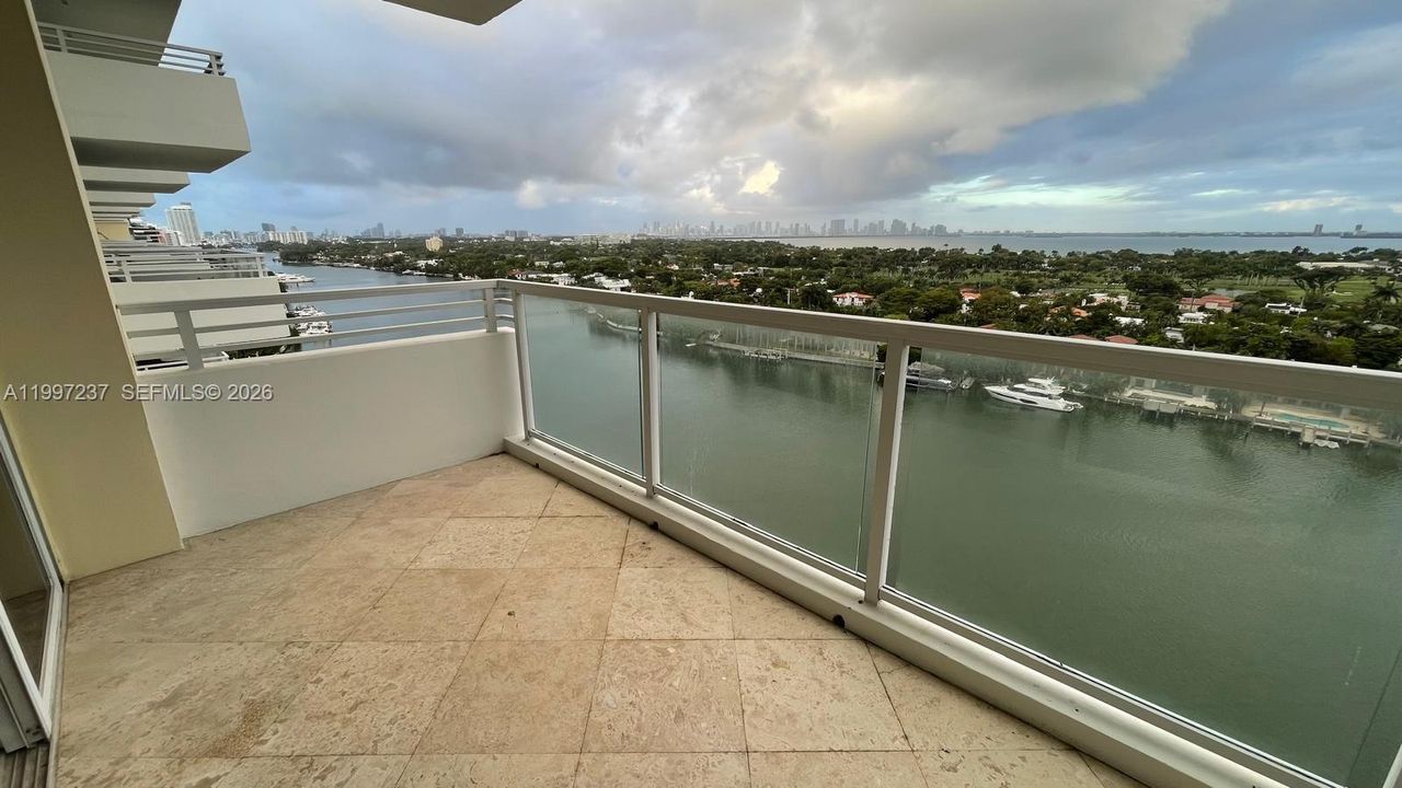 For Sale: $775,000 (2 beds, 2 baths, 1190 Square Feet)