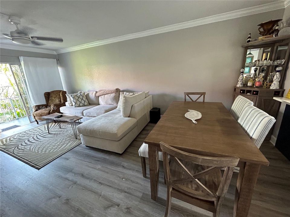 For Rent: $2,800 (2 beds, 1 baths, 842 Square Feet)