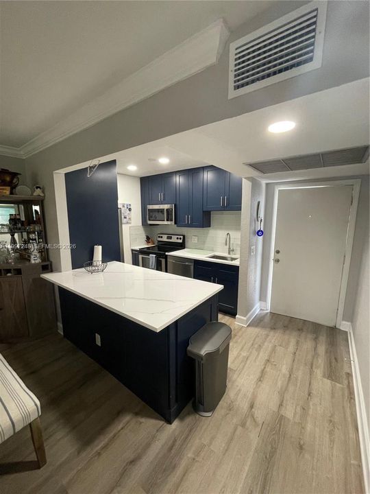 For Rent: $2,800 (2 beds, 1 baths, 842 Square Feet)