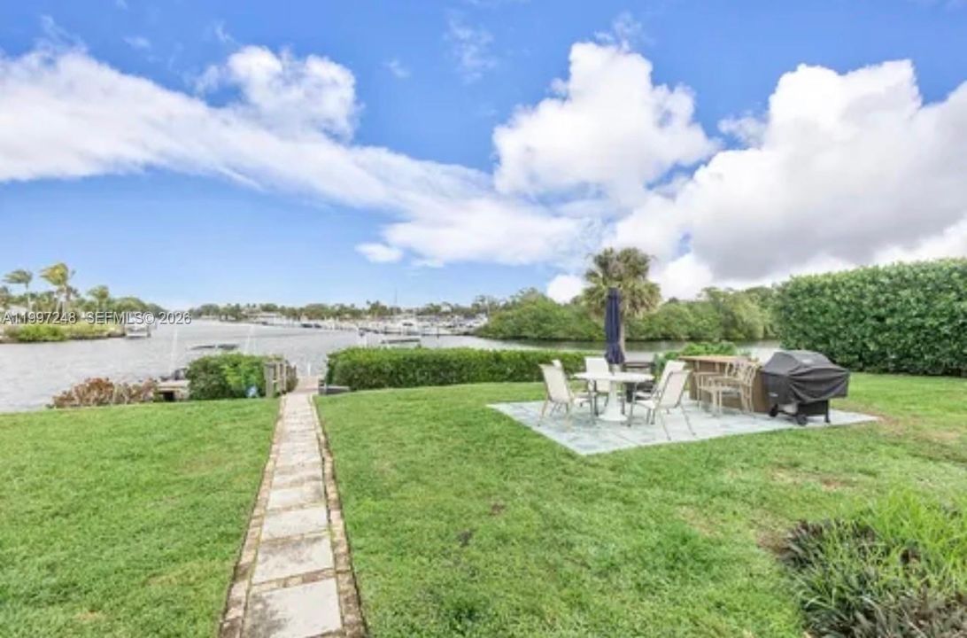 For Rent: $2,800 (2 beds, 1 baths, 842 Square Feet)