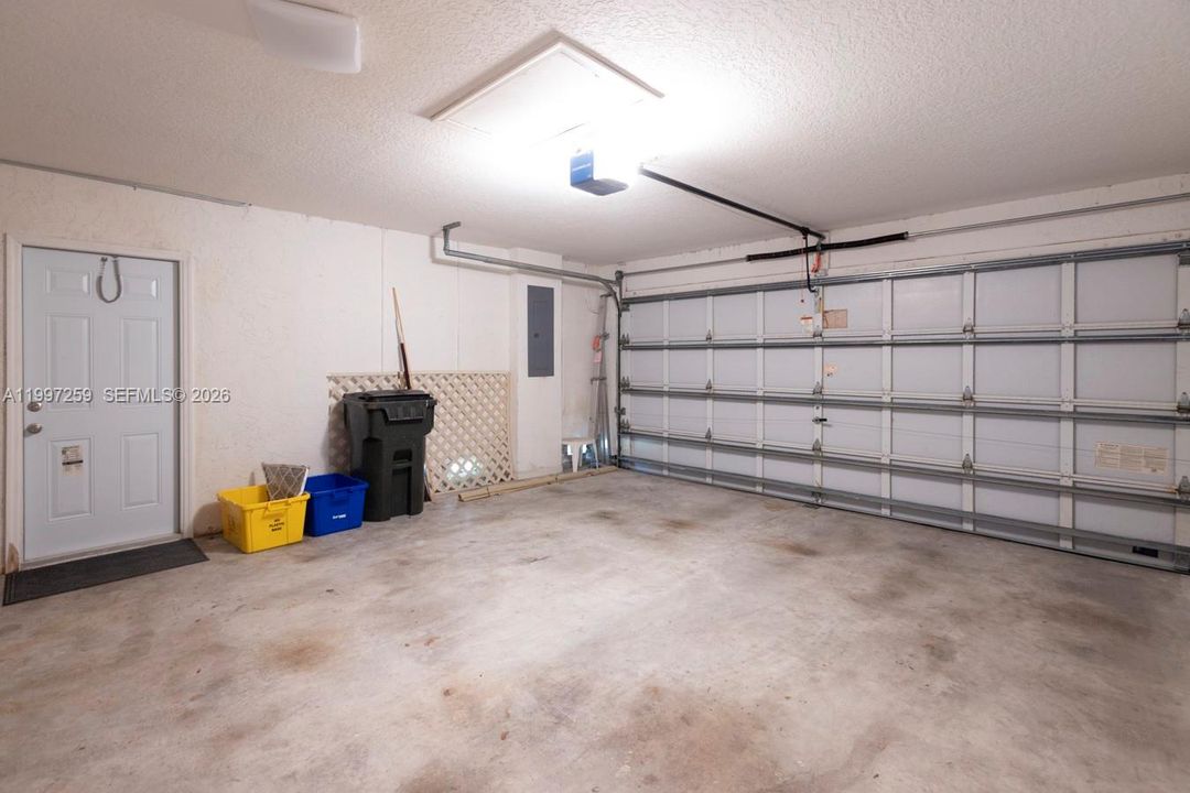 合同活跃: $3,400 (3 贝兹, 2 浴室, 1641 平方英尺)