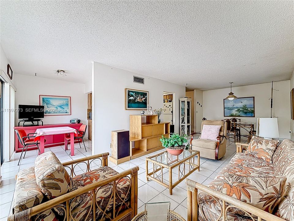 Vendido Recientemente: $254,900 (2 camas, 2 baños, 1170 Pies cuadrados)