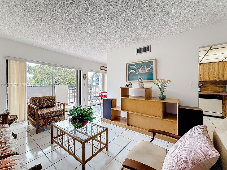 Vendido Recientemente: $254,900 (2 camas, 2 baños, 1170 Pies cuadrados)