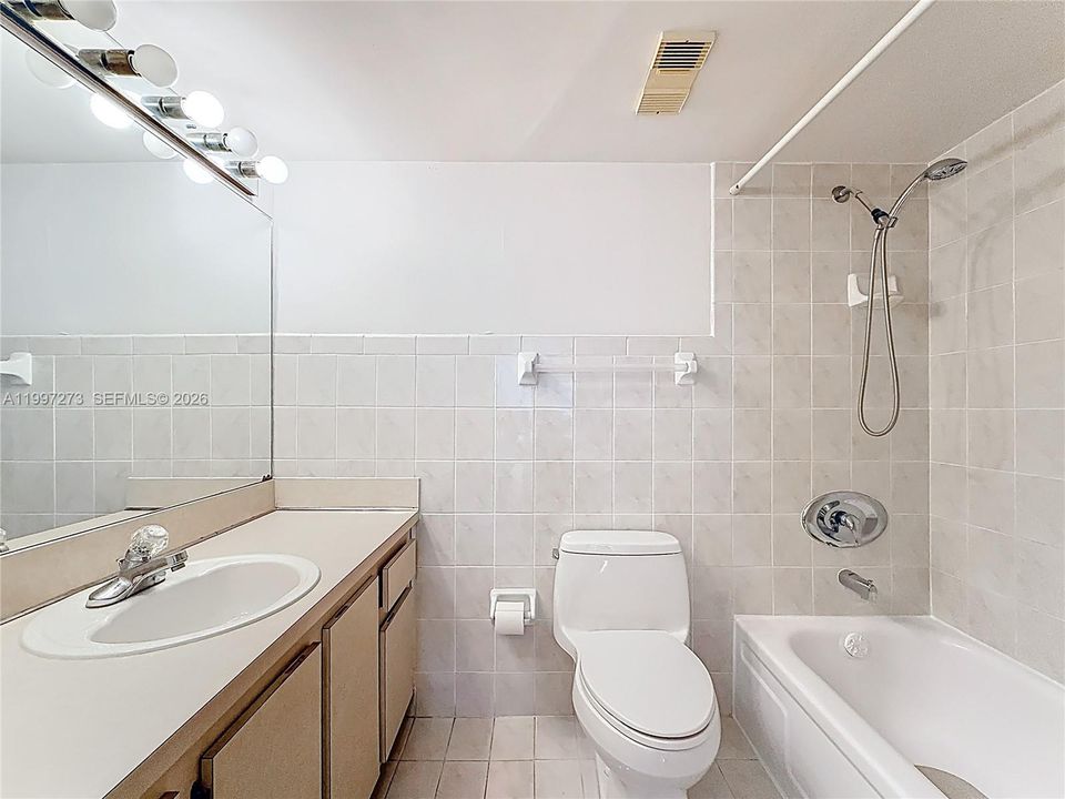Vendido Recientemente: $254,900 (2 camas, 2 baños, 1170 Pies cuadrados)