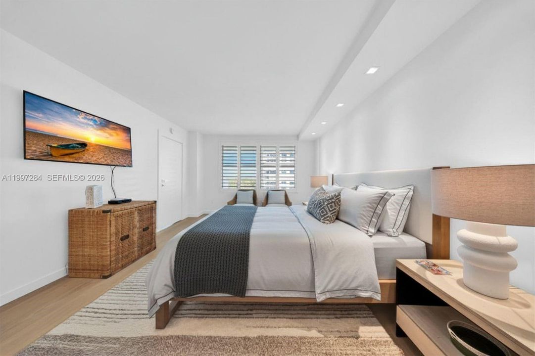 Active With Contract: $5,000 (1 beds, 1 baths, 895 Square Feet)
