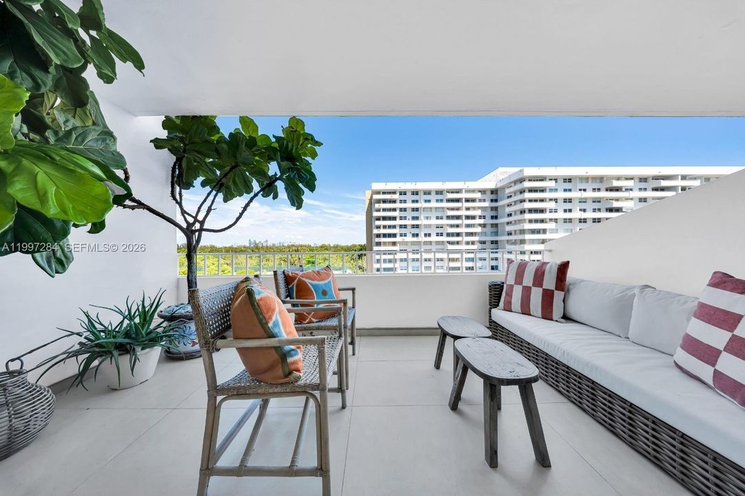 Active With Contract: $5,000 (1 beds, 1 baths, 895 Square Feet)