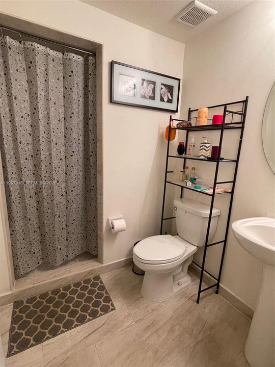 Vendido Recientemente: $749,900 (4 camas, 3 baños, 2642 Pies cuadrados)