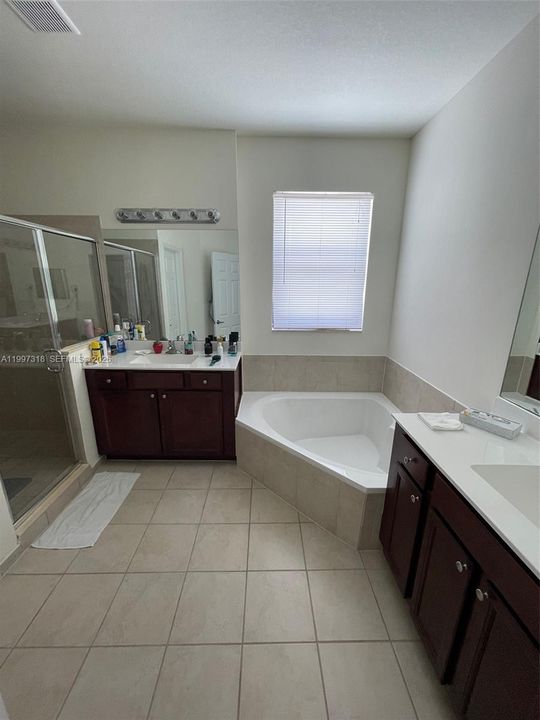 Vendido Recientemente: $749,900 (4 camas, 3 baños, 2642 Pies cuadrados)