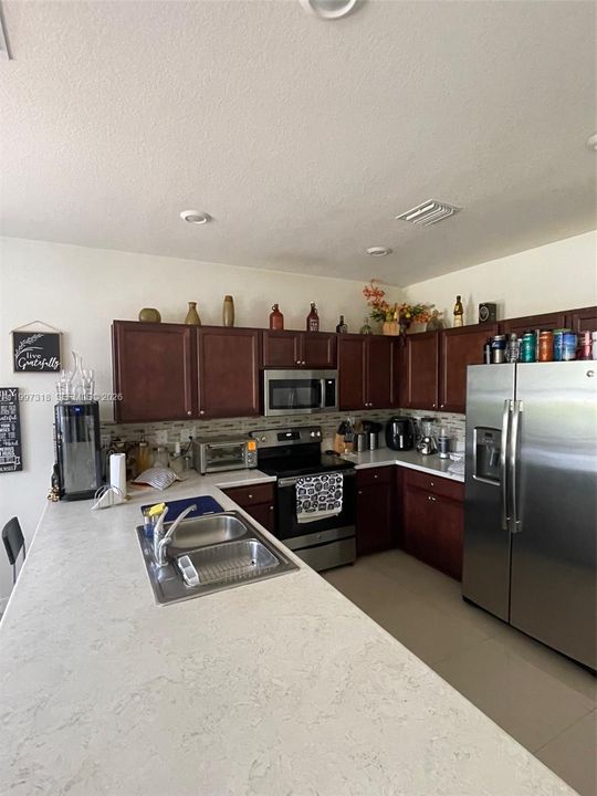 Vendido Recientemente: $749,900 (4 camas, 3 baños, 2642 Pies cuadrados)