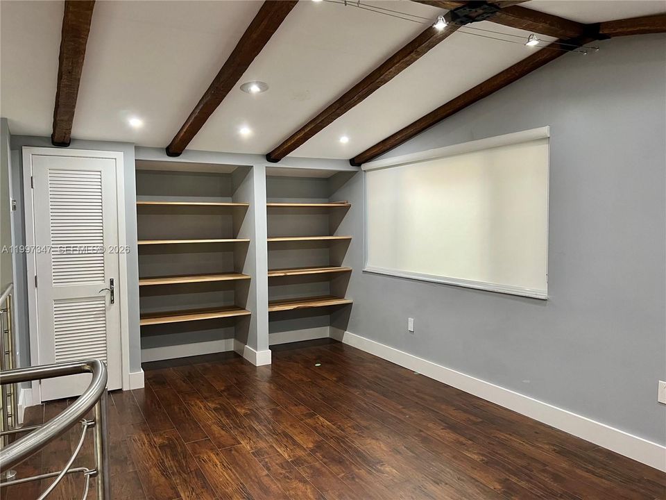 出租: $6,400 (3 贝兹, 2 浴室, 2374 平方英尺)