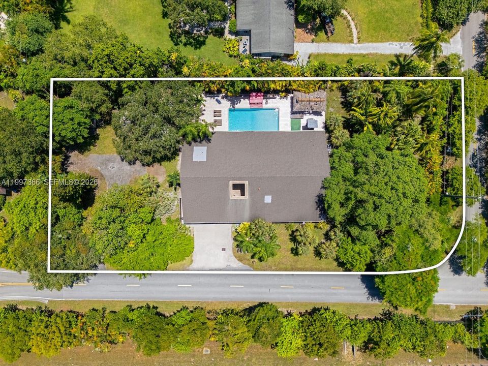 На продажу: $2,250,000 (0.89 acres)
